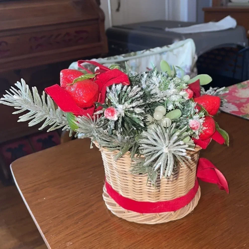 Vtg Christmas basket filled with greenery‎